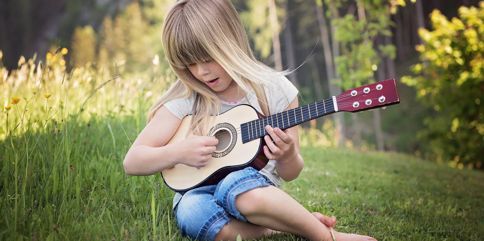 A girl with a guitar. Learn English